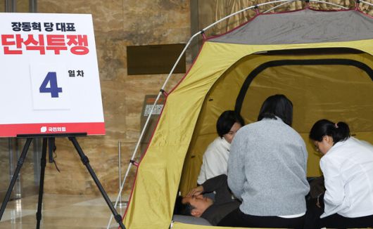 18일 더불어민주당에 통일교·공천헌금 쌍특검 수용을 요구하며 국회 로텐더홀에서 나흘째 단식 투쟁을 이어가고 있는 장동혁 국민의힘 대표가 의료진의 진찰을 받고 있다. 연합뉴스