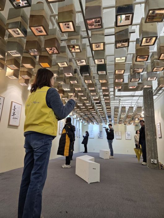 4·16기억전시관 천장에는 세월호 희생자 305명의 기억함이 달려 있다.