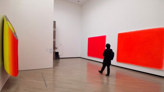 한일 국교 정상화 이후 양국 작가들의 현대미술 교류상을 담은 3섹션 ‘넓어진 길’의 들머리 전시장 일부. 1968년 7월 일본 도쿄 국립근대미술관의 ‘한국현대회화’전에 출품됐던 이우환 작가의 68년작 ‘풍경’ 연작(2015년 재제작)이 오른쪽 벽에 내걸렸다. 마주보는 왼쪽 벽에는 이 작가와 함께 활동했던 일본 모노하 미술유파의 대표작가 세키네 노부오의 오브제 작품 ‘위상 No.13’이 보인다. 노형석 기자