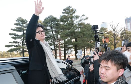 한동훈 국민의힘 전 대표가 14일 당 윤리위원회의 제명 결정 관련 기자회견을 마치고 국회의원회관을 잠시 방문한 뒤 차량에 탑승하며 지지자를 향해 손을 흔들고 있다. 연합뉴스