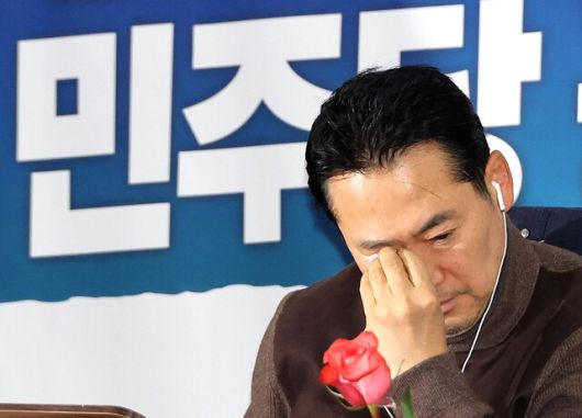 장동혁 국민의힘 대표가 18일 국회 로텐더홀에서 더불어민주당에 통일교·공천헌금 쌍특검 수용을 요구하며 나흘째 단식 투쟁을 이어가고 있다. 연합뉴스