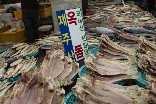 서귀포향토오일시장 안의 수산물 파는 코너. 신선한 제주 해산물이 손님을 기다린다. 최갑수 제공