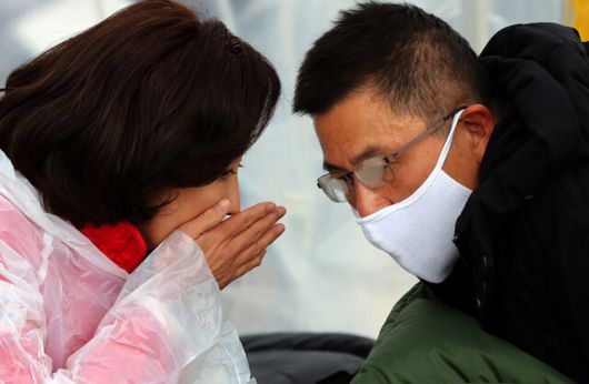 2019년 11월24일 당시 자유한국당 황교안 대표와 나경원 원내대표가 황 대표가 단식 중인 청와대 앞 분수대 광장에서 열린 자유한국당 비상 의원총회 도중 대화하고 있다. 한겨레 자료사진