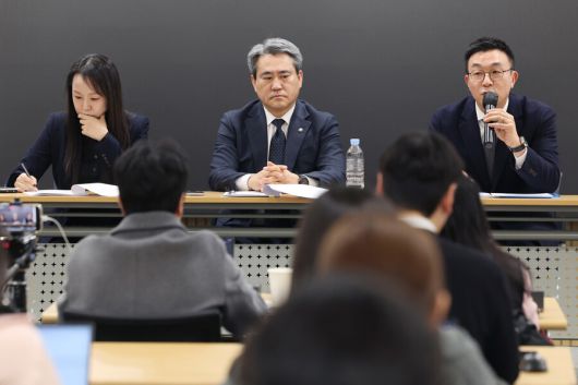 윤석열 전 대통령이 체포방해 사건 1심에서 징역 5년을 선고받은 것과 관련해 윤 전 대통령 변호인단인 유정화(왼쪽부터)·송진호·최지우 변호사가 19일 서울 서초구 라이프비즈니스센터에서 기자회견을 하고 있다. 연합뉴스