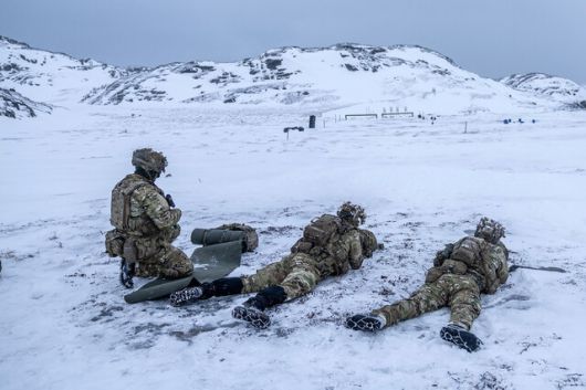 덴마크군이 18일 그린란드 설원에서 실탄을 사용한 훈련을 벌이는 모습. UPI 연합뉴스