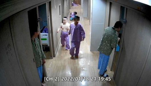 2022년 1월18일 밤 9시19분 울산시 울주군 반구대병원 5병동 503호실에서 지적 장애인 김도진(가명, 32)씨가 한 환자의 손에 이끌려 503호로 들어가고 있다. 맨 앞의 좌우에 있는 이들이 가해자들로, 경찰조사 결과 이들은 피해자 목을 조르며 넘어뜨린 뒤 발로 등을 밟아 숨을 못 쉬게 해 숨지게 한 것으로 드러났다. CCTV 갈무리