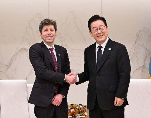 이재명 대통령이 지난해 10월1일 서울 용산 대통령실 청사에서 챗GPT 개발사 오픈AI의 샘 알트만 대표를 접견하고 있다. 대통령실사진기자단