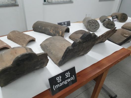 전북대 고창캠퍼스 한옥박물관에 전시된 망와. 망와는 한옥 지붕의 마루 끝에 세우는 장식이다. 최종훈 기자 cjhoon@hani.co.kr