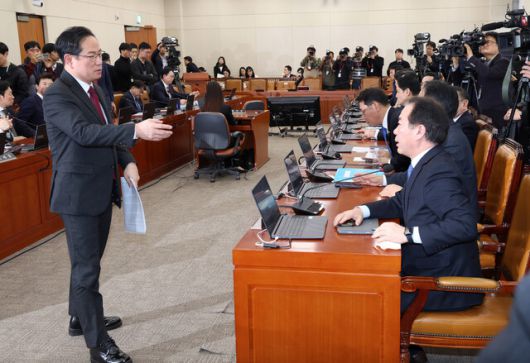 19일 서울 여의도 국회 재정경제기획위원회에서 이혜훈 기획예산처 장관 후보자에 대한 인사청문회가 여야 대치 끝에 개최되지 못하고 정회된 뒤 박수영 국민의힘 간사(왼쪽)와 정태호 더불어민주당 간사가 이야기하고 있다. 김영원 기자 forever@hani.co.kr