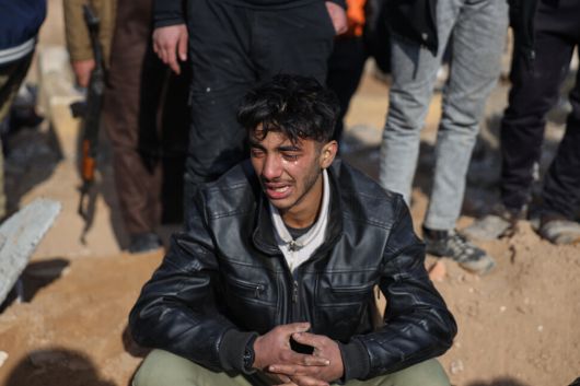 19일(현지시각) 시리아 북동부 라카 외곽에서 시리아 정부군과 시리아민주군 사이에 벌어진 전투 중에 사망한 사람에 대한 장례식이 열린 가운데 한 남성이 슬퍼하고 있다. AP 연합뉴스