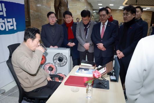 엿새째 단식 농성 중인 국민의힘 장동혁 대표가 20일 국회 로텐더홀 단식 농성장을 찾은 당 소장파 모임 대안과미래 간사 이성권 의원 등 소속 의원들과 대화하고 있다. 연합뉴스