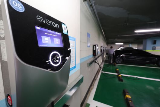 서울 종로구 한 주차장 전기차 충전시설 모습. 연합뉴스