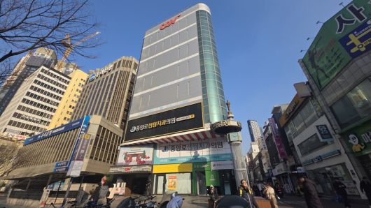 지난 16일 대구시 중구 씨지브이(CGV) 대구아카데미 앞 ‘아카데미 광장’ 앞으로 시민들이 지나가고 있다. 김규현 기자