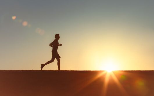 이른 아침 한 남성이 뛰고 있다. 게티이미지뱅크