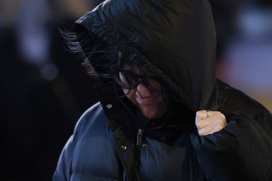 절기 대한(大寒)을 하루 앞두고 한파주의보가 오후 9시 발효 예정인 19일 서울 종로구 광화문 네거리에서 두꺼운 외투를 입은 시민이 이동하고 있다. 연합뉴스