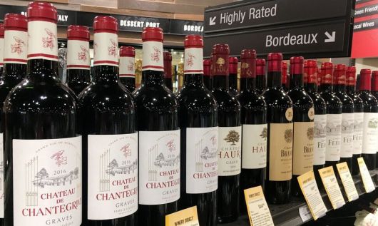 지난 2019년 미국 버지니아주 알링턴에 있는 한 주류매장에 프랑스산 와인들이 진열되어 있다. AFP 연합뉴스