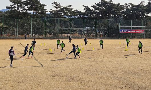 케이리그2 화성FC 프로축구단 선수들이 보령스포츠파크에서 세트피스 훈련을 하고 있다. 보령시 제공