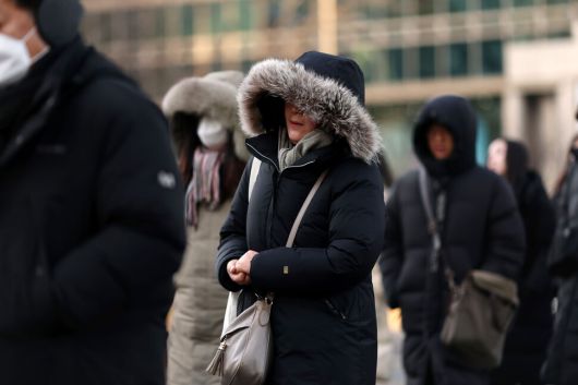 한파특보가 발령된 20일 서울 세종대로 사거리에서 시민들이 횡단보도를 건너고 있다. 연합뉴스