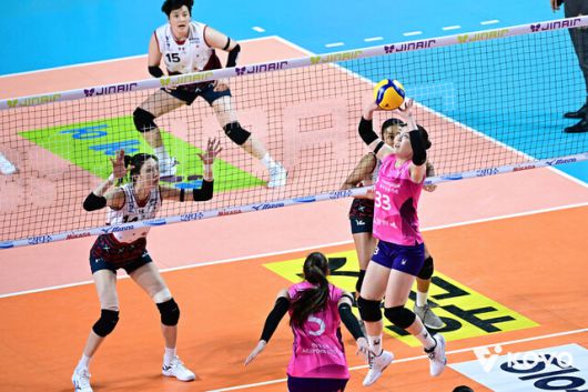 프로배구 여자부 현대건설과 흥국생명이 지난달 31일 인천에서 경기를 하고 있다. 한국배구연맹 제공