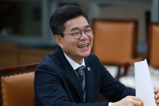 정원오 구청장은 ‘이재명 대통령에게 더불어민주당의 다른 서울시장 주자들에게도 SNS 공개 칭찬을 해주시라’고 말할 수 있겠느냐는 질문에 “그렇게 하면 (이 대통령이) 선거법에 걸릴텐데”라며 웃었다. 정용일 선임기자 yongil@hani.co.kr