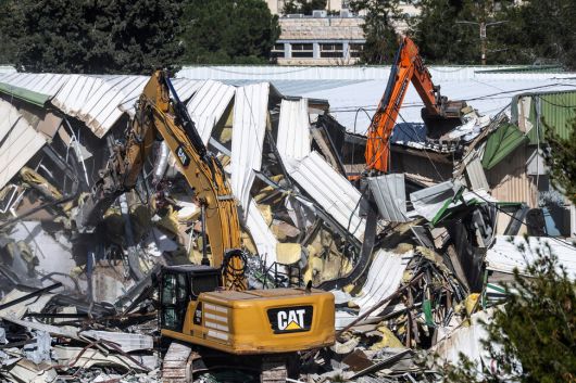 20일(현지시각) 이스라엘 정부가 동예루살렘에 있는 유엔팔레스타인난민기구의 본부 건물을 파괴하고 있다. EPA 연합뉴스