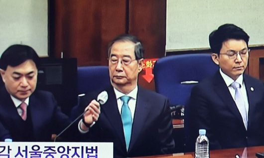 내란중요임무종사 등 혐의로 기소된 한덕수 전 국무총리가 21일 서울 서초구 서울중앙지방법원 417호 형사대법정에 출석해 있다. 서울중앙지법 재판 중계화면 갈무리