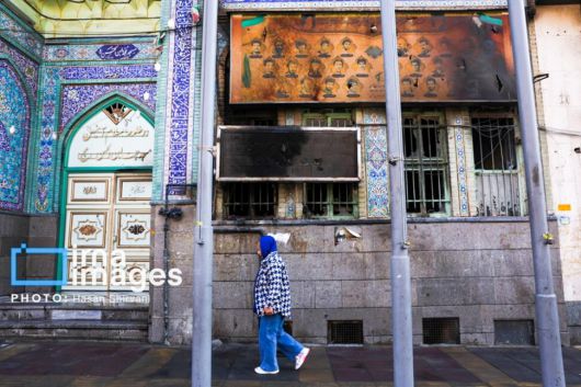20일(현지시각) 이란 반정부 시위 동안 손상된 이란 테헤란의 한 이슬람 사원 앞으로 한 여성이 지나가고 있다. 이르나 타스 연합뉴스