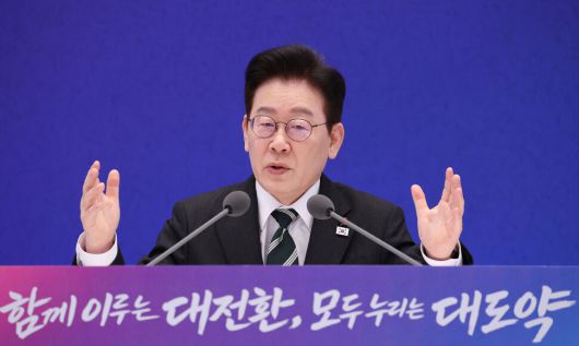 이재명 대통령이 21일 오전 청와대 영빈관에서 열린 2026 신년 기자회견 ‘함께 이루는 대전환, 모두 누리는 대도약’에서 기자들의 질문에 답하고 있다. 김태형 기자 xogud555@hani.co.kr
