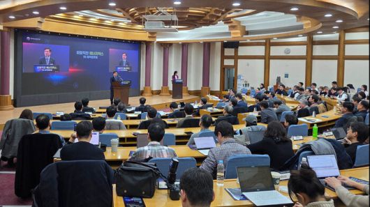 김성환 기후에너지환경부 장관이 지난달 30일 서울 여의도 국회 의원회관에서 열린 ‘바람직한 에너지믹스 1차 정책토론회’에 참석해 여는 발언을 하고 있다. 기후에너지환경부 제공