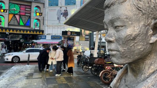 식민지역사박물관 대학생 인턴들이 청계천 버들다리에서 전태일 분신장소(신당동 평화시장 A동과 B동 사이 대로변)를 보고 있다. 이동구 기자.