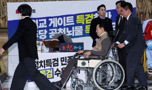 장동혁 국민의힘 대표가 단식 8일째인 22일 오전 국회 로텐더홀에서 휠체어를 타고 단식농성장으로 돌아가고 있다. 김영원 기자 forever@hani.co.kr