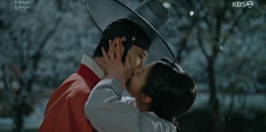 ‘은애하는 도적님아’ 1회. 집안을 위해 70대 노인과 혼인하게 되었음을 안 홍은조는 길 위에서 도월대군을 발견하자 뒤숭숭한 마음에 냅다 입을 맞춘다. 한국방송 제공