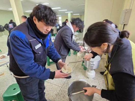 새해 첫날이자 해고 첫날인 지난 1일 최현욱 금속노조 지엠부품물류지회 사무장이 ‘집단해고 철회’를 촉구하는 점거 농성장에서 새해맞이 떡국을 배식받고 있다. 최예린 기자