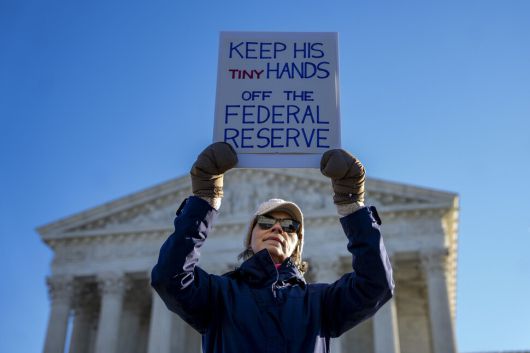 21일(현지시각) 미국 워싱턴 연방대법원 앞에서 연방준비제도를 지지하는 내용의 피켓을 든 한 여성이 서 있다. 워싱턴/UPI 연합뉴스