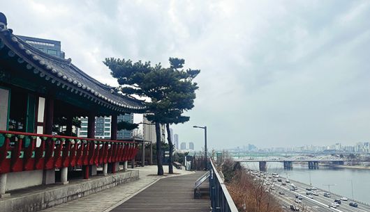 효사정 왼편으로는 한강대교와 여의도가 보이고 오른편으로는 반포가 보인다.