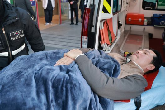 통일교·공천헌금 ‘쌍특검\' 수용을 요구하며 여드레째 단식 중인 장동혁 국민의힘 대표가 22일 서울 관악구의 한 병원에 도착하고 있다. 연합뉴스