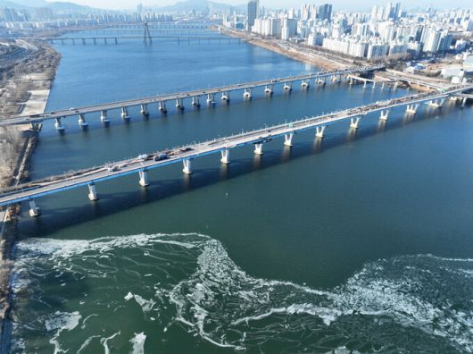 한파가 이어지는 21일 서울 한강 광나루 관공선 선착장 인근 강물이 얼어 있다. 연합뉴스