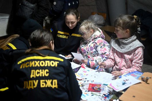 21일, 전기와 물 공급이 중단된 우크라이나 키이우 주거 지역의 난방 텐트 안에서 심리학자들이 아이들과 시간을 보내고 있다. 키이우/AFP연합뉴스