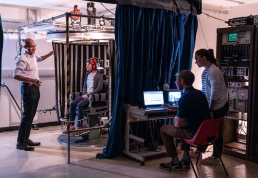 연구진이 실험 참가자들의 뇌파를 측정하는 모습. 임페리얼칼리지런던 제공