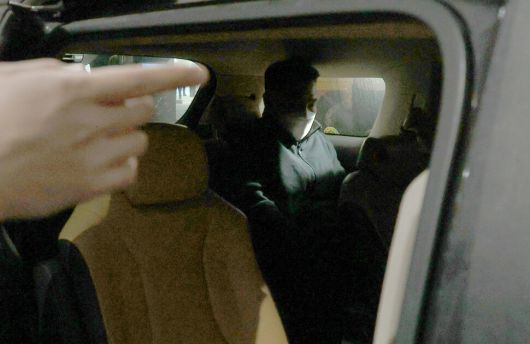 캄보디아에서 우리 국민 104명을 대상으로 120억원 상당을 가로챈 혐의를 받는 부부가 23일 오전 인천국제공항 제2여객터미널로 입국해 호송차에 탑승하고 있다. 정용일 선임기자 yongil@hani.co.kr