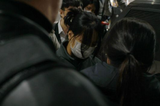 캄보디아 범죄 조직에서 활동하며 우리 국민 869명에게서 약 486억원을 편취한 한국인 피의자 73명이 23일 오전 전세기를 타고 인천국제공항 제2여객터미널로 강제 송환되고 있다. 정용일 선임기자 yongil@hani.co.kr