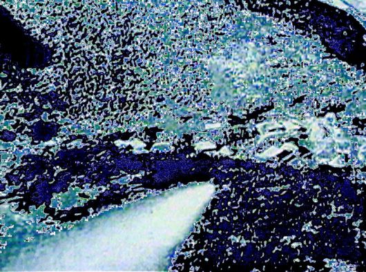 한국전쟁기 낮게 뜬 미군 전투기에서 쏜 폭탄이 민간 마을을 향해 날아가고 있다. 문화방송 화면 갈무리