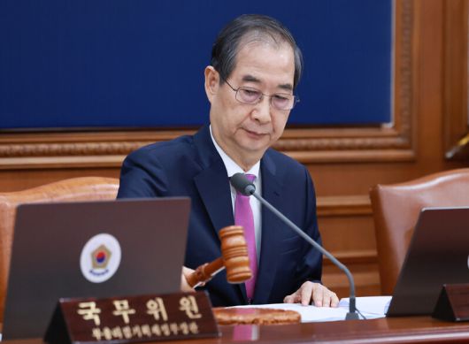 한덕수 당시 대통령 권한대행 국무총리가 2025년 4월8일 정부서울청사에서 열린 국무회의에서 의사봉을 두드리며 개회 선언을 하고 있다. 연합뉴스