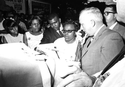 1960년 미국 앨라배마주 몽고메리에서 전개된 민권운동 시위를 해산하려는 ‘공공업무위원’ 설리번(오른쪽 마이크 든 백인). 앨라배마 기록역사부, 푸른길 제공