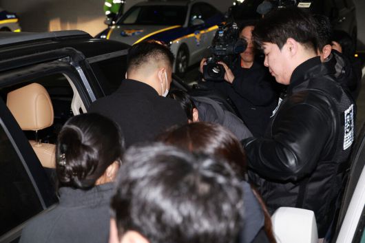 캄보디아에서 우리 국민 104명을 대상으로 120억원 상당을 가로챈 혐의를 받는 부부가 23일 오전 인천국제공항 제2여객터미널로 입국해 호송차에 탑승하고 있다. 정용일 선임기자 yongil@hani.co.kr