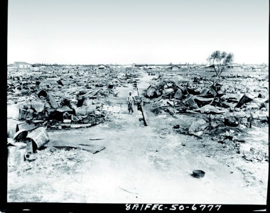 한국전쟁기에 잇단 폭격으로 폐허가 된 경북 포항 지역의 모습. 미국 국립문서기록관리청에서 역사학자들이 찾은 사진이다. 한국전쟁 사진의 역사사회학