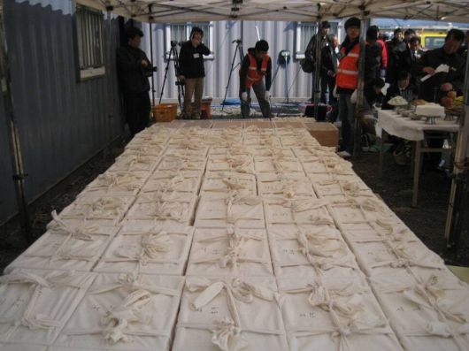 2008년 제주공항에서 발굴된 유해가 2009년 3월 유전자 감식을 위해 제주대학교 의학대학으로 운구됐다. 한겨레 자료사진