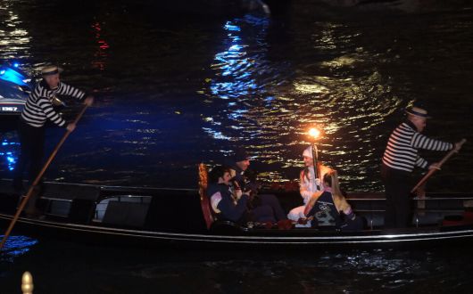 성화 주자가 22일 이탈리아 베네치아 그랑카날에서 곤돌라를 타고 이동하고 있다. 베네치아/로이터 연합뉴스