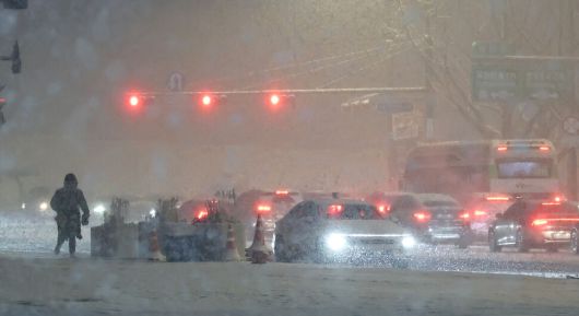 영하권의 날씨가 계속되는 23일 저녁 서울 종로구 광화문광장 일대에 많은 양의 눈이 내리고 있다. 연합뉴스