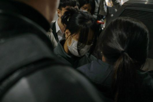 캄보디아에서 우리 국민 104명을 대상으로 120억원 상당을 가로챈 혐의를 받는 부부가 23일 오전 인천국제공항 제2여객터미널로 입국해 호송차에 탑승하고 있다. 정용일 선임기자 yongil@hani.co.kr